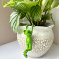 Cute Climbing Frog Figurines Flower Pot Hugger Resin Hanging Frog Sculpture Outdoor Statue Plant Pot Decorations for Home Garden Fence Balcony Patio Lawn Yard Ornaments (Front)
