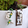 2-piece set Skeleton Pot Huggers for Planters, Climbing Animal Flower Pot Hugger, Hanging Plant Decorations for Pots, Cute Plant Pot Decorations for Home Garden Patio Fence Lawn Yard (Stairs Skeleton)