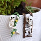2-piece set Skeleton Pot Huggers for Planters, Climbing Animal Flower Pot Hugger, Hanging Plant Decorations for Pots, Cute Plant Pot Decorations for Home Garden Patio Fence Lawn Yard (Stairs Skeleton)