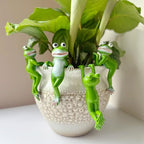 Cute Climbing Frog Figurines Flower Pot Hugger Resin Hanging Frog Sculpture Outdoor Statue Plant Pot Decorations for Home Garden Fence Balcony Patio Lawn Yard Ornaments (Front)