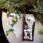 2-piece set Skeleton Pot Huggers for Planters, Climbing Animal Flower Pot Hugger, Hanging Plant Decorations for Pots, Cute Plant Pot Decorations for Home Garden Patio Fence Lawn Yard (Stairs Skeleton)