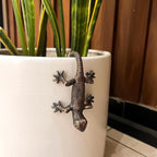 2-Pack Vintage Bronze Gecko Planter Pot Hugger Flower Figurine – Resin Climbing Lizard Statue for Garden, Fairy Garden Terrarium, Outdoor Fence & Yard Decor，Versatile Home & Office Decor