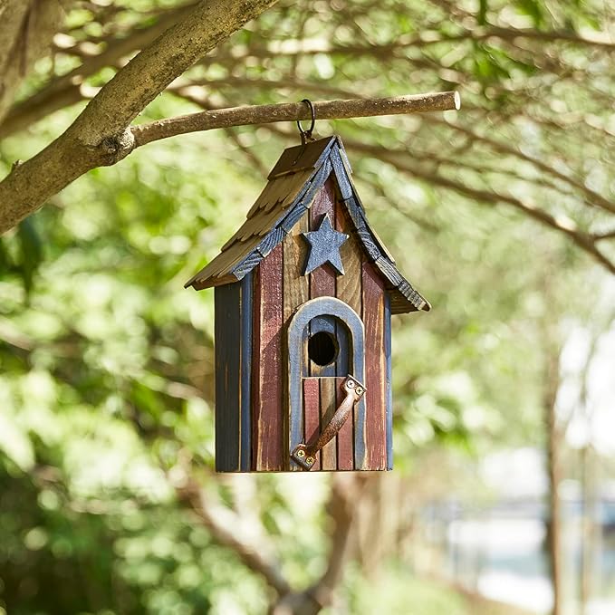 Glitzhome Hanging Birdhouse for Outside, Rustic Patriotic USA Wooden Bird House, Garden Decorative Birdhouses for Outdoors, Bluebird House with Door Handle for Wren Finch Cardinals Cedar