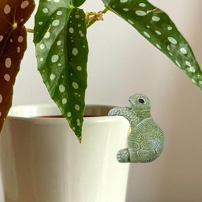 NQEUEPN Tortoise Figure Plant Pot Hanger, Resin Hanging Turtle Statue Plant Pot Hugger Cute Climbing Tortoise Flower Pot Hanger Figurines Planter Pot Gift for Yard Ornaments Pot Decorations