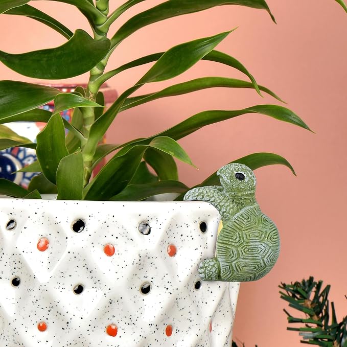 NQEUEPN Tortoise Figure Plant Pot Hanger, Resin Hanging Turtle Statue Plant Pot Hugger Cute Climbing Tortoise Flower Pot Hanger Figurines Planter Pot Gift for Yard Ornaments Pot Decorations