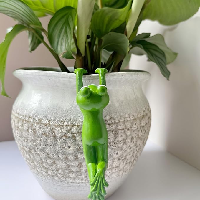 Cute Climbing Frog Figurines Flower Pot Hugger Resin Hanging Frog Sculpture Outdoor Statue Plant Pot Decorations for Home Garden Fence Balcony Patio Lawn Yard Ornaments (Front)