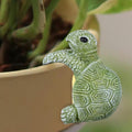 NQEUEPN Tortoise Figure Plant Pot Hanger, Resin Hanging Turtle Statue Plant Pot Hugger Cute Climbing Tortoise Flower Pot Hanger Figurines Planter Pot Gift for Yard Ornaments Pot Decorations