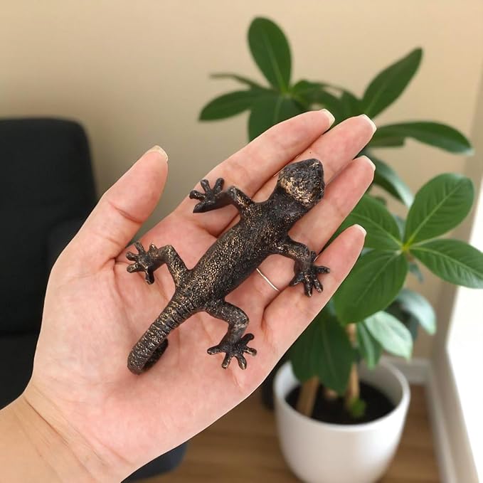 2-Pack Vintage Bronze Gecko Planter Pot Hugger Flower Figurine – Resin Climbing Lizard Statue for Garden, Fairy Garden Terrarium, Outdoor Fence & Yard Decor，Versatile Home & Office Decor