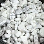 1lb Howlite Aquarium Gravel Rocks Natural Tumbled Healing Crystal Chips Bulk Gemstones Crushed Stones for Fountain Vase Filler Planters Decorative Fish Tank Potted Reiki Energy Balancing