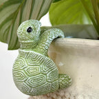 Turtle Flower Pot Hugger, Funny Pot Huggers for Planters, Resin Flower Pot Huggers, Climbing Turtle Statue Planter Pot Decorations for Home Garden Fence Patio Lawn Yard