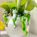 Cute Climbing Frog Figurines Flower Pot Hugger Resin Hanging Frog Sculpture Outdoor Statue Plant Pot Decorations for Home Garden Fence Balcony Patio Lawn Yard Ornaments (Back)