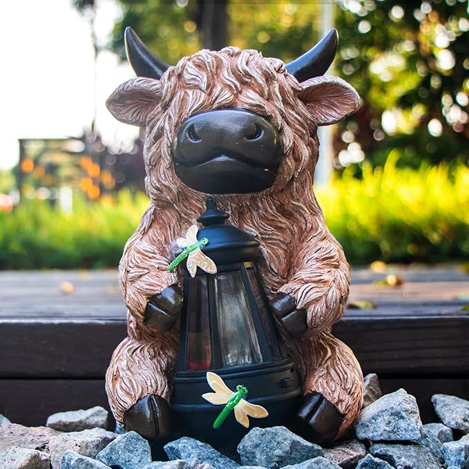 DKJOCKY Highland Cow Garden Decor Statue with Solar Light Lantern, Birthday Gifts for Women Mom Grandma, Funny Waterproof Resin Figurine Outdoor Decorations for Yard Patio Lawn Balcony Porch