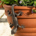 Gecko Hugger Planter Pot Flower Figurine, Resin Climbing Lizard Statue for Garden, Outdoor Fence & Yard Decor，Versatile Vintage Home & Office Decor