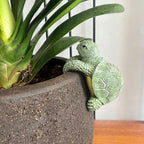 Turtle Flower Pot Hugger, Funny Pot Huggers for Planters, Resin Flower Pot Huggers, Climbing Turtle Statue Planter Pot Decorations for Home Garden Fence Patio Lawn Yard